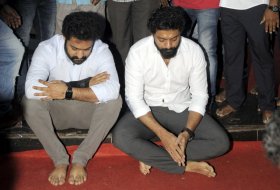 Jr-NTR-And-Kalyan-Ram-Pays-Tribute-To-NTR-At-NTR -Ghat-08